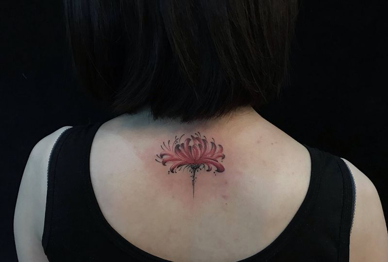 彼岸花纹身图片_肩部颈部水彩小清新纹身图案