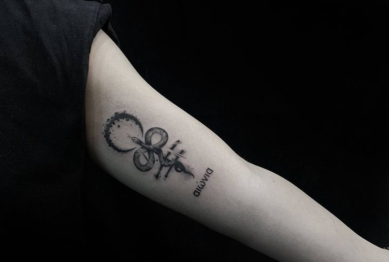 蛇纹身图片_手臂点刺几何纹身图案