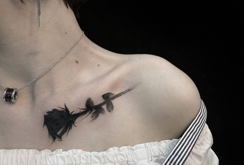 玫瑰遮盖纹身图片_肩部胸部水墨小清新植物纹身图案