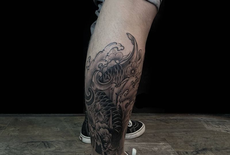 传统鲤鱼纹身图片_腿部新传统纹身图案