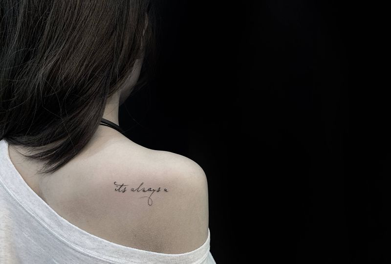 后肩字母纹身图片_肩部字母纹身图案