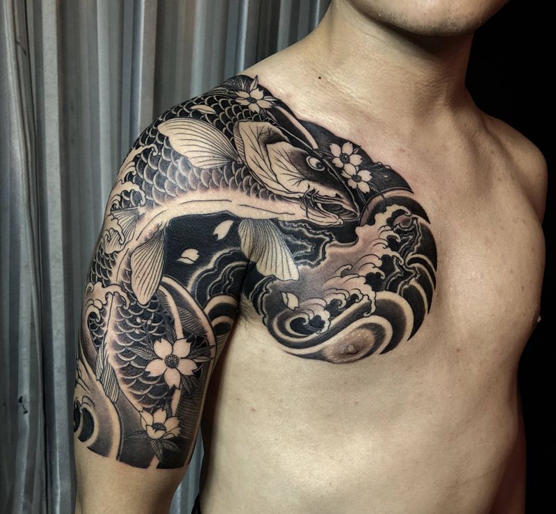 鲤鱼半甲未完纹身图片_肩部胸部新传统老传统鱼纹身图案