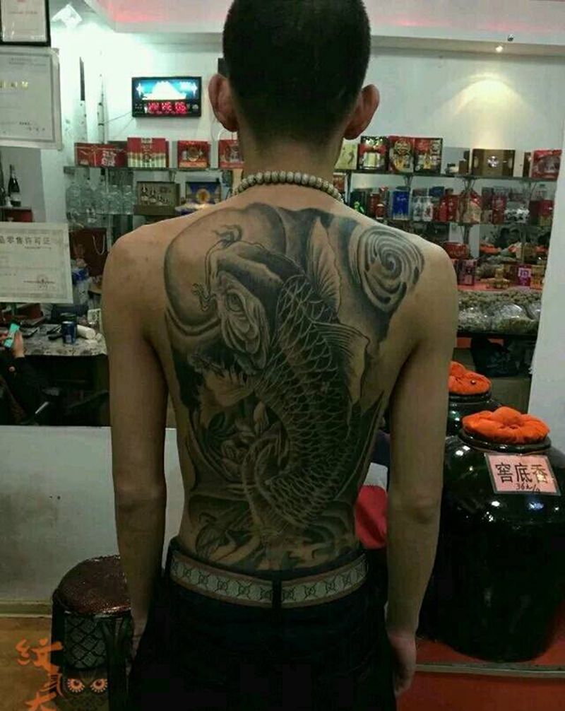 满背鲤鱼纹身图片