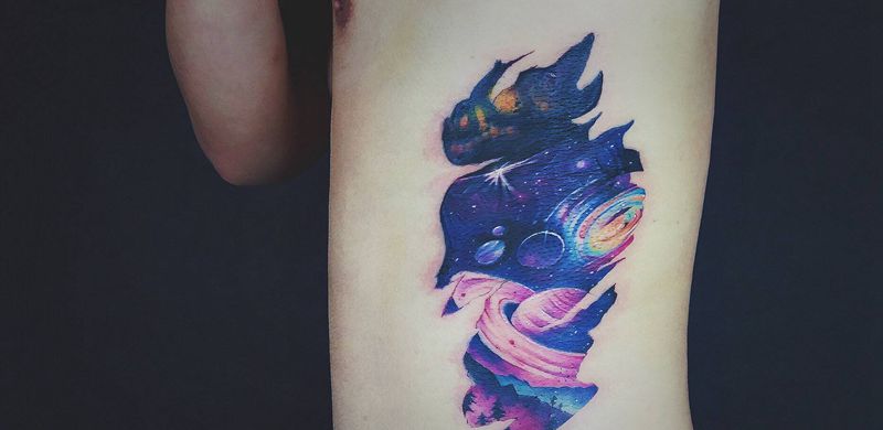 宇宙纹身图片_腰部水彩遮盖设计定制水彩纹身图案