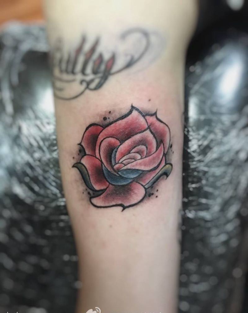 school玫瑰纹身图片_欧美植物手臂肩部手部纹身图案