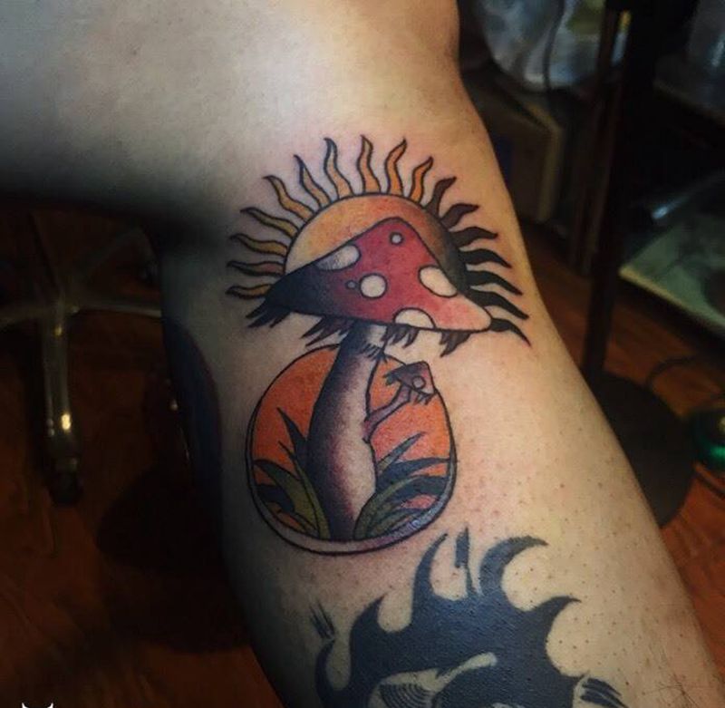 Oldschool蘑菇纹身图片_腿部Old School蘑菇纹身图案