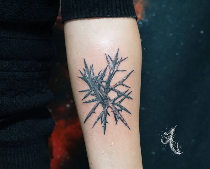 荆棘纹身图片_手臂欧美写实点刺纹身图案