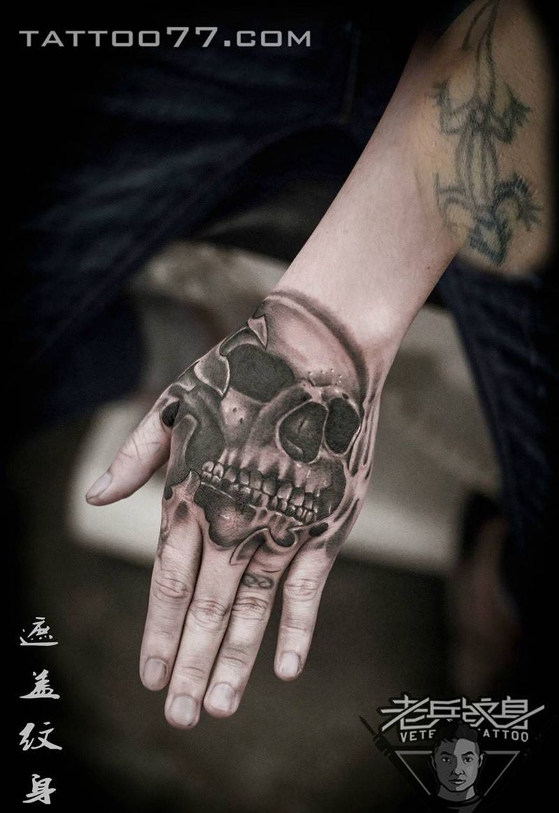 手背骷髅遮盖纹身图片_成品手部欧美纹身图案
