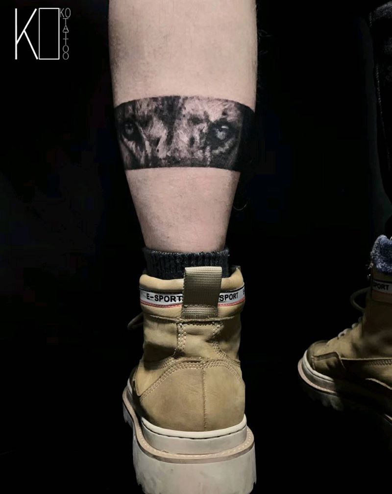 狮子纹身图片_腿部点刺狮子写实纹身图案