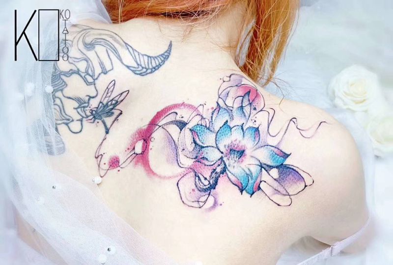 莲花纹身图片_背部水彩写意一人一图添加修改纹身图案