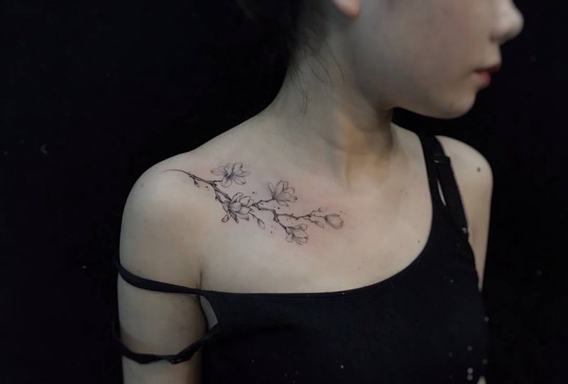 锁骨樱花纹身图片_肩部胸部小清新樱花纹身图案