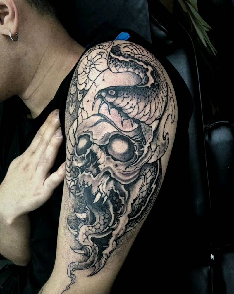 骷髅蛇纹身图片_手臂点刺纹身图案