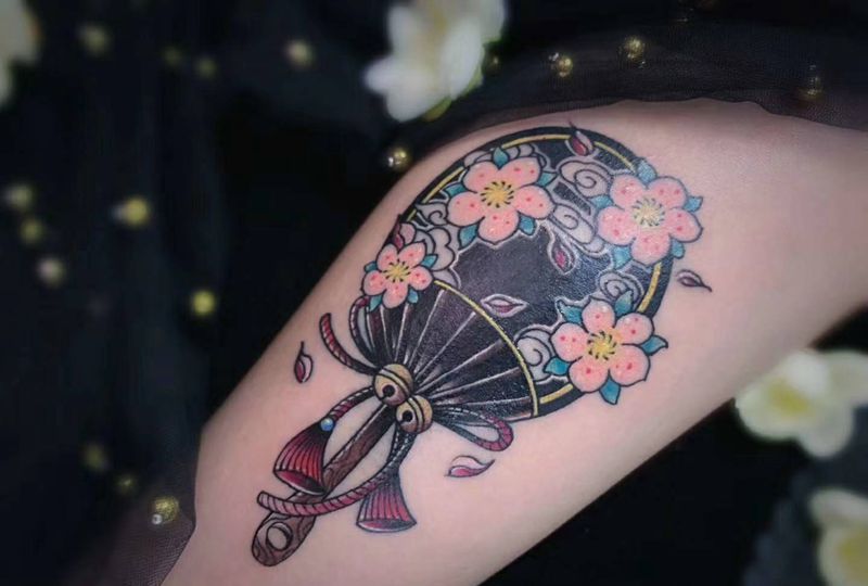 日式团扇纹身图片_手部Old SchoolNew School一人一图遮盖设计和风纹身图案