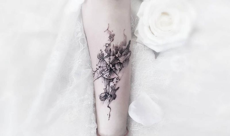 指南针，星球纹身图片_手臂点刺遮盖设计一人一图针痕风纹身图案