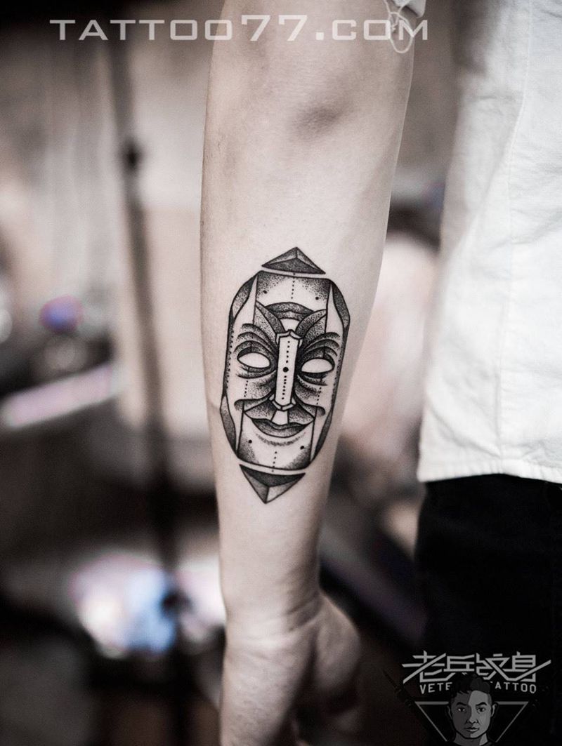 手部点刺面具纹身作品纹身图片_成品手部欧美鬼神纹身图案