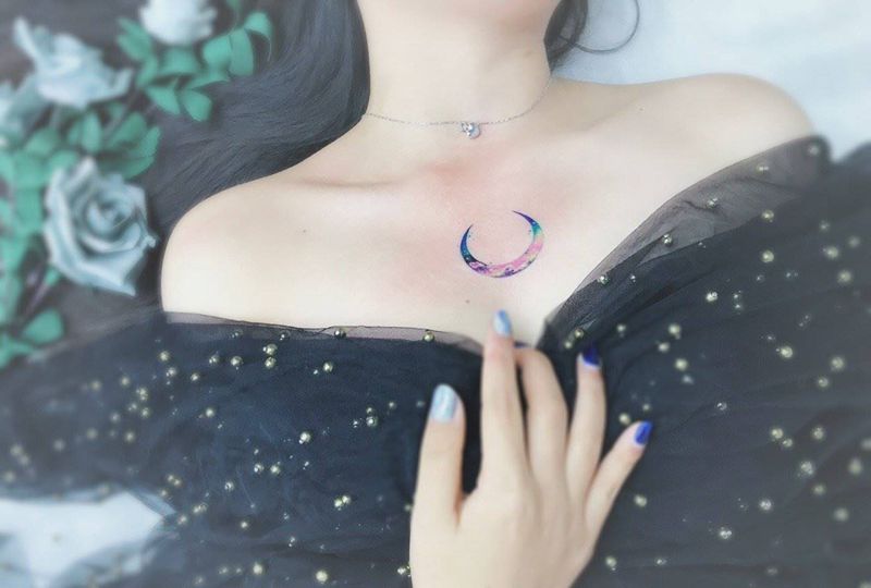 月亮纹身图片_胸部水彩月亮水彩胸口纹身图案