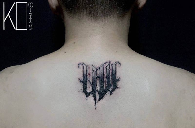 后背花体字纹身图片_背部花体字花体字定制后背纹身图案