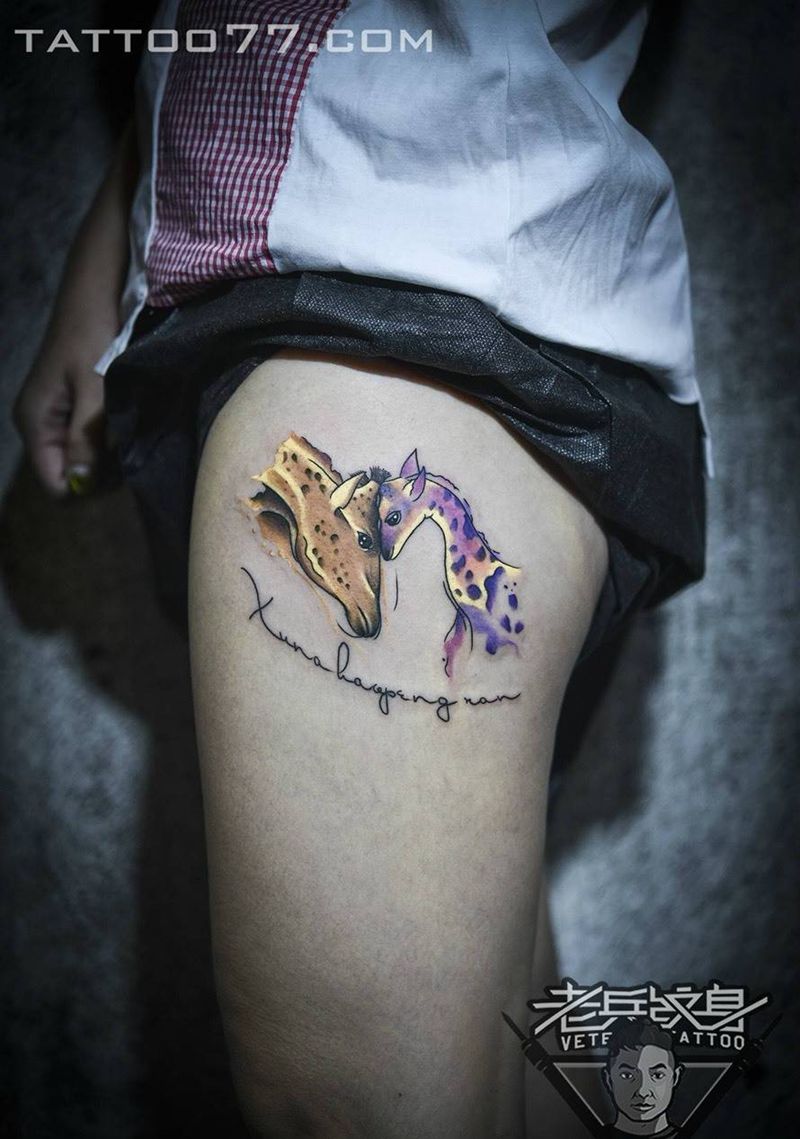 大腿彩色长颈鹿纹身作品纹身图片_成品腿部清新动物纹身图案