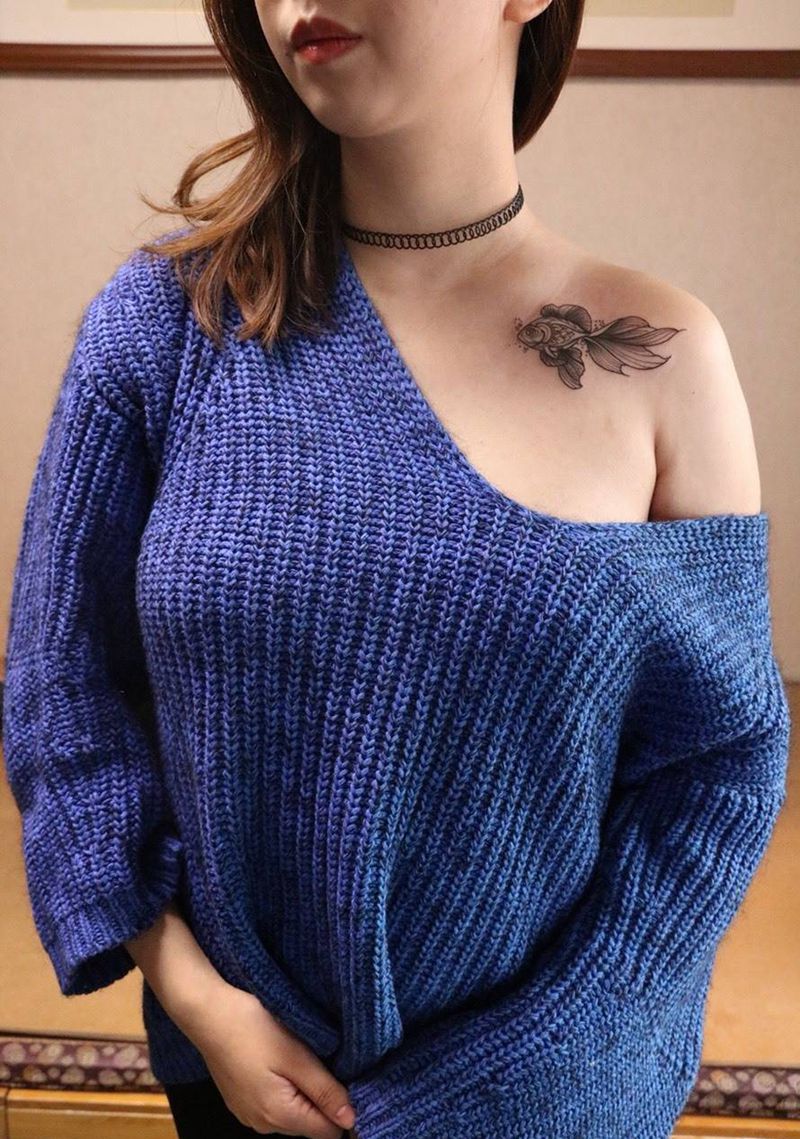 鱼纹身图片_插画胸部肩部清新动物纹身图案