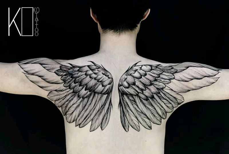 翅膀纹身图片_背部点刺翅膀半背针痕纹身图案