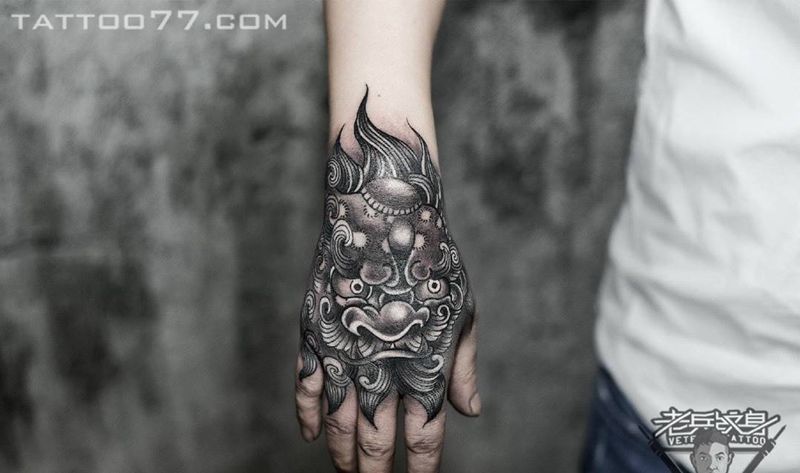 手背唐狮纹身作品纹身图片_成品手部传统动物纹身图案