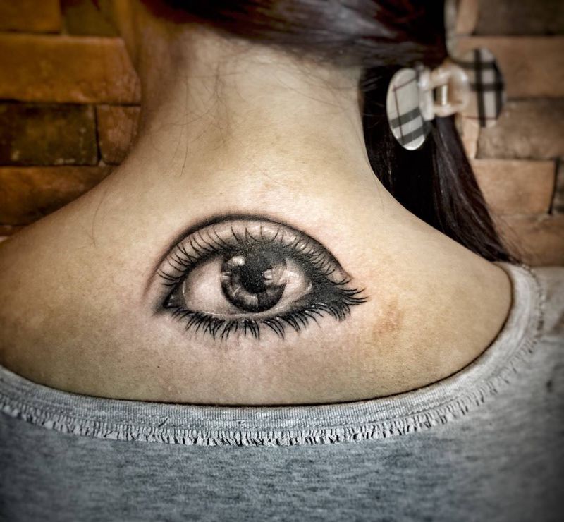 放眼看世界纹身图片_成品背部写实纹身图案