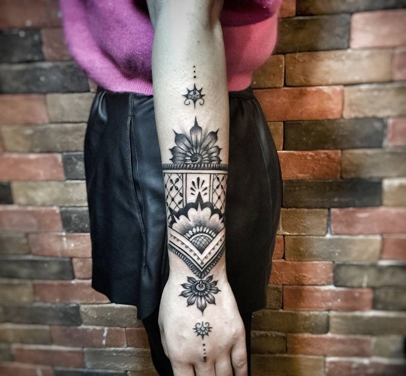 点刺纹身图片_成品手部纹身图案