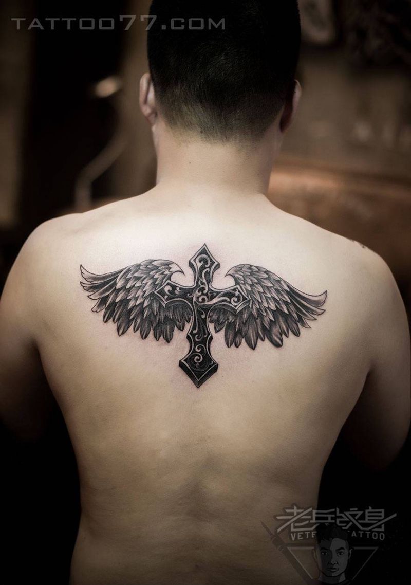 背部十字架翅膀纹身作品纹身图片_成品背部欧美纹身图案