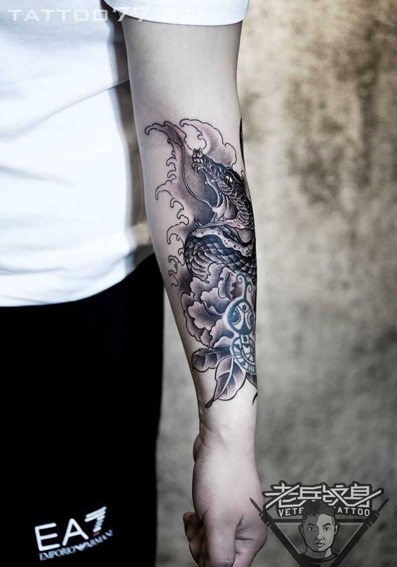 手部牡丹蛇纹身作品纹身图片_成品手臂传统国画植物动物纹身图案