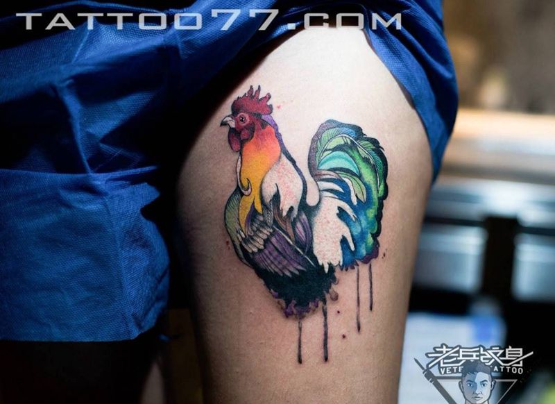 大腿公鸡纹身作品纹身图片_成品腿部传统动物纹身图案