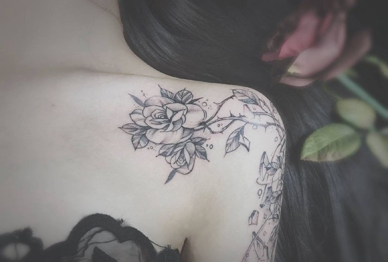 花卉纹身图片_肩部点刺花卉针痕定制纹身图案