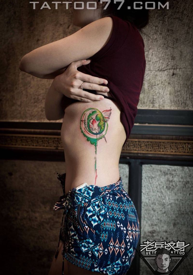 侧腰泼墨鸟纹身作品纹身图片_成品腰部清新动物纹身图案