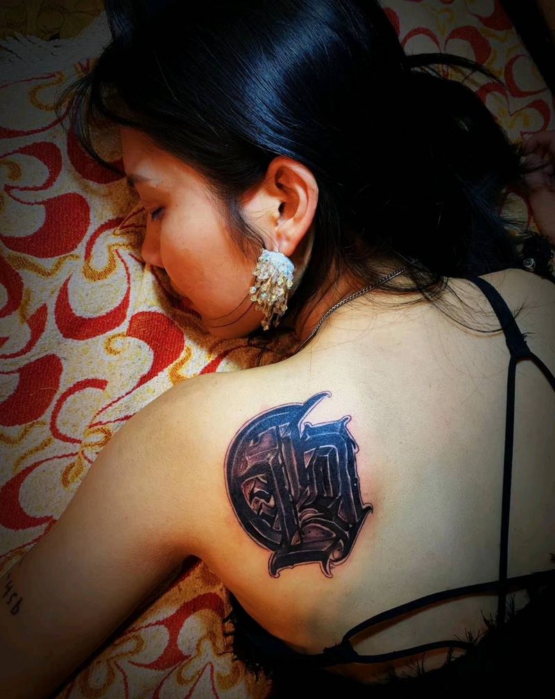 生肖花体-狗纹身图片_肩部花体字纹身图案