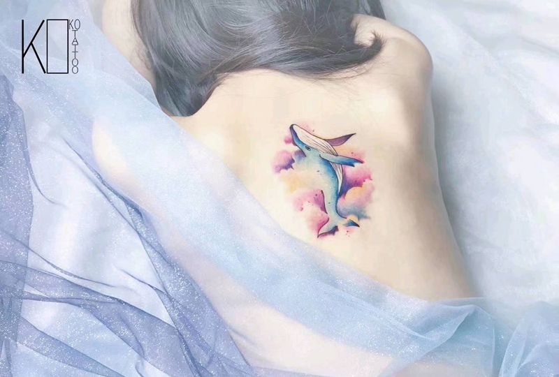 梦幻鲸鱼纹身图片_背部水彩鲸鱼水彩云朵纹身图案