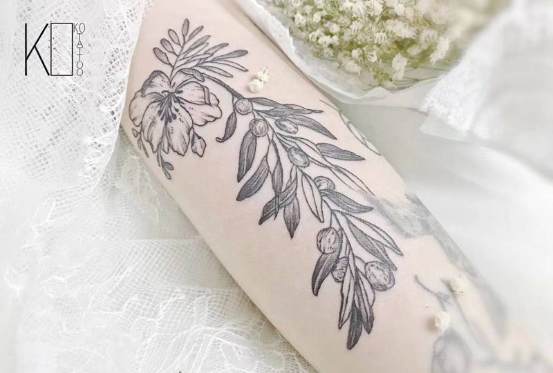 花卉纹身图片_手臂点刺花卉针痕小臂纹身图案