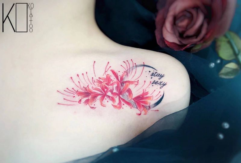 彼岸花纹身图片_肩部点刺花卉月亮定制设计纹身图案