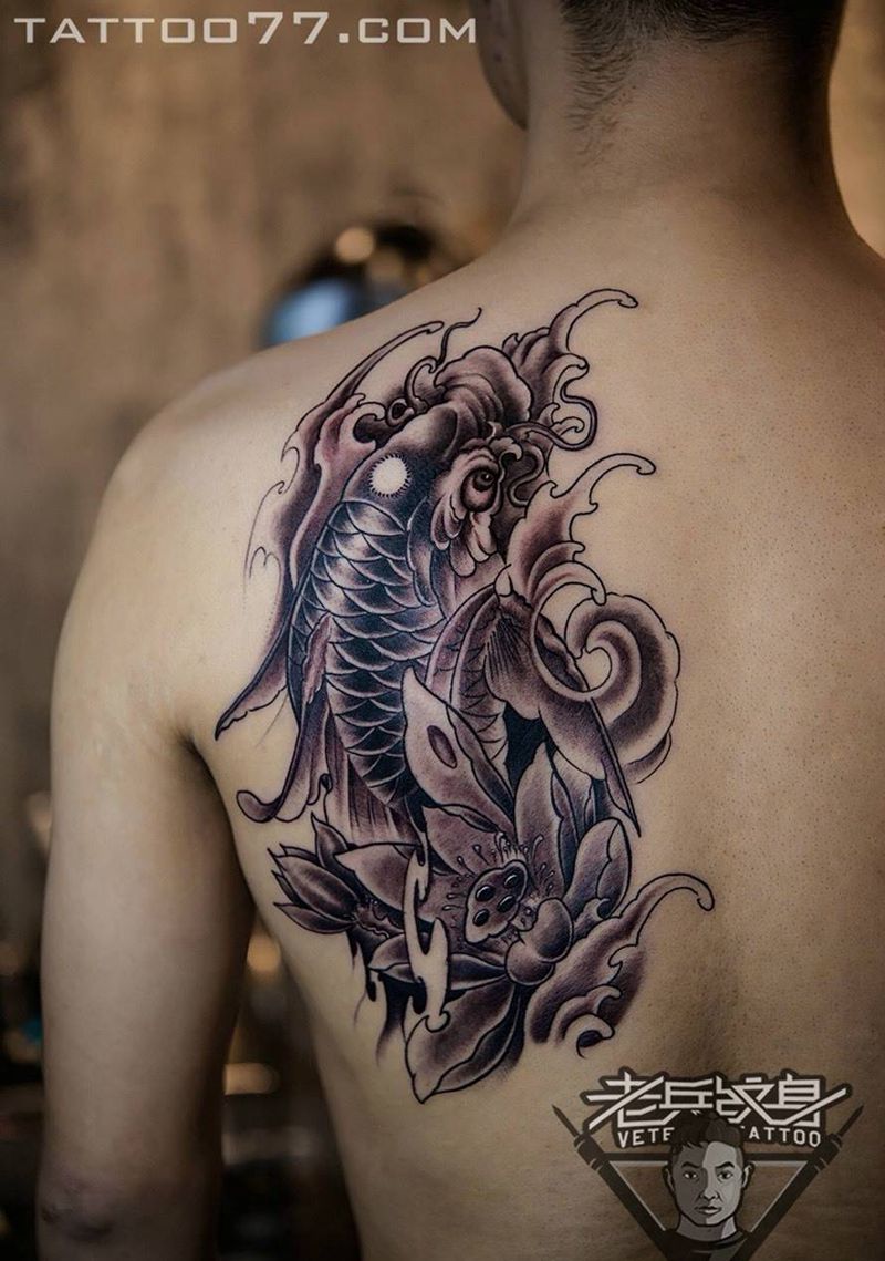 后背鲤鱼纹身作品纹身图片_成品背部传统动物纹身图案
