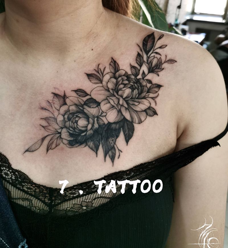 素花纹身图片_胸部点刺素花遮盖纹身图案