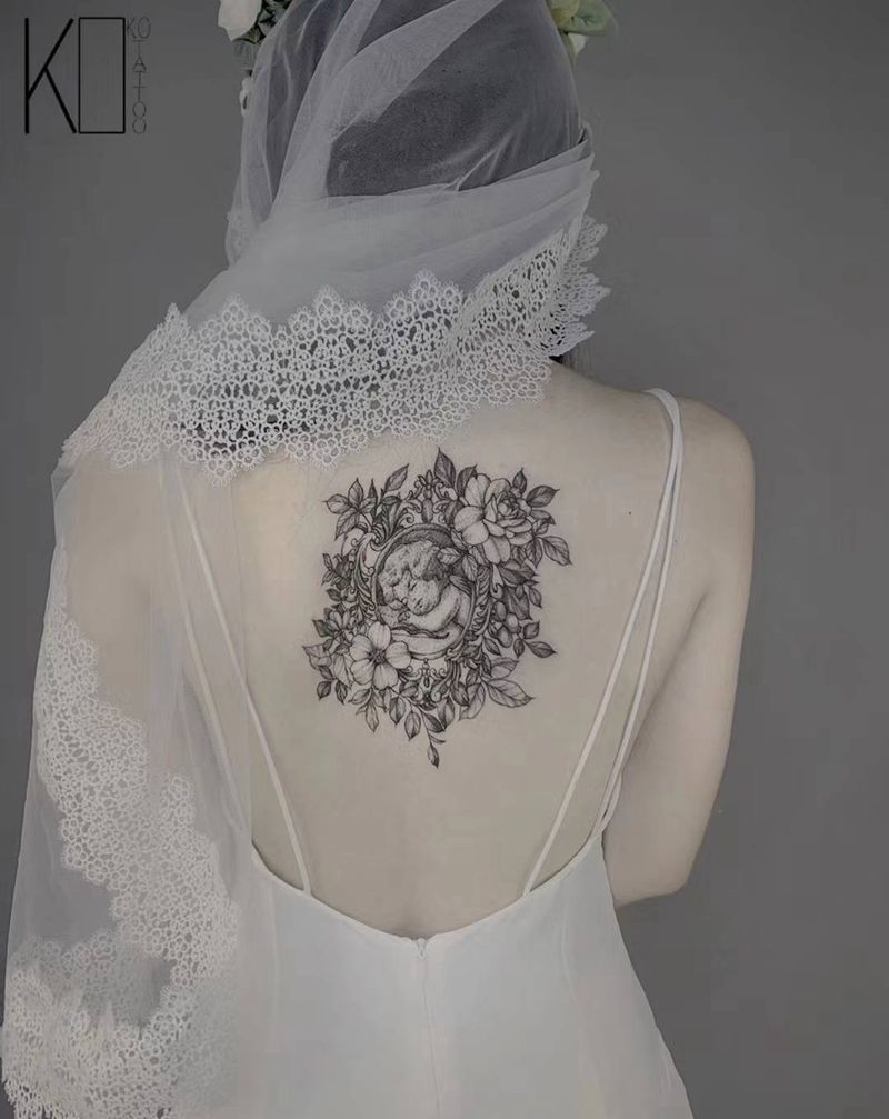 天使纹身图片_背部点刺欧美写实写实天使花卉纹身图案