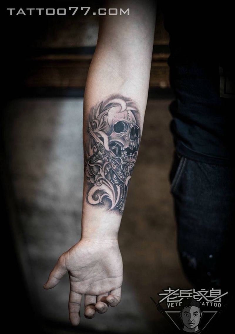 手部骷髅手枪纹身作品纹身图片_成品手部欧美鬼神纹身图案