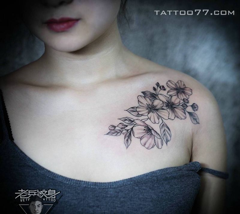 胸口小清新话纹身作品纹身图片_成品清新胸部植物纹身图案