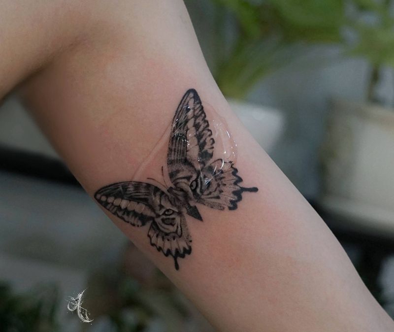 虎蝶纹身图片_手臂欧美写实纹身图案