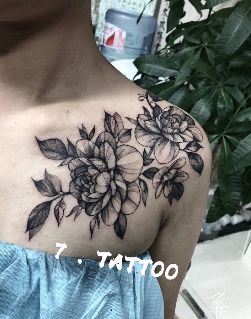 肩花纹身图片_肩部腰部点刺素花清新纹身图案