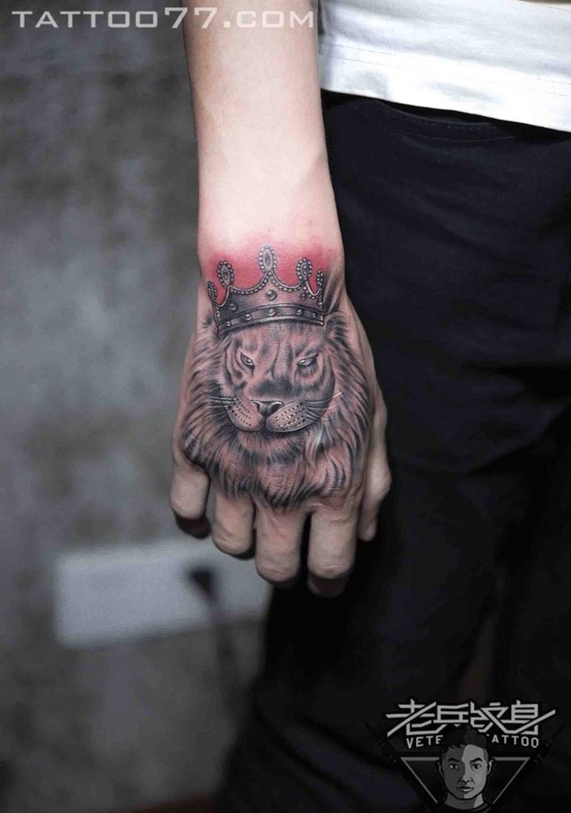 手背狮子纹身作品纹身图片_成品手部欧美动物纹身图案