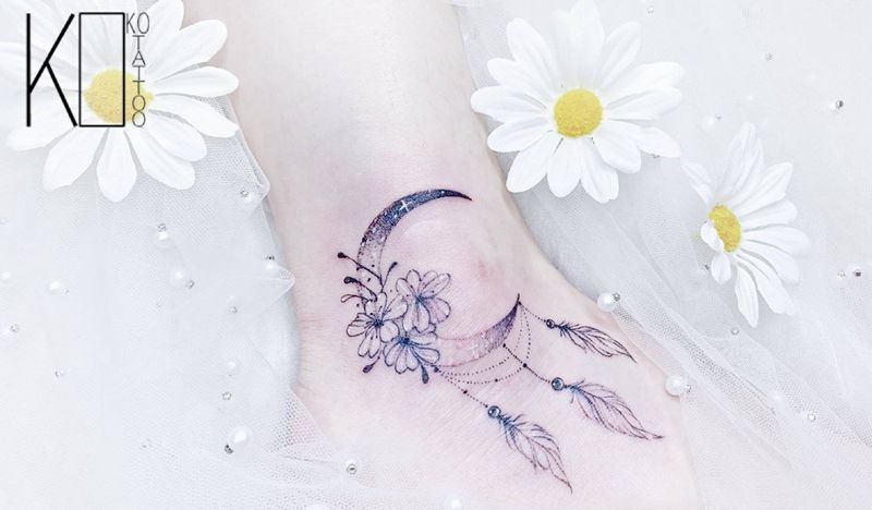 月亮纹身图片_脚部点刺月亮羽毛定制纹身图案