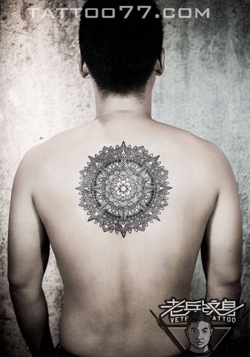 后背曼陀罗纹身作品纹身图片_成品背部传统图腾纹身图案