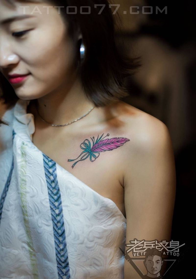 锁骨彩色羽毛纹身作品纹身图片_成品胸部清新静物纹身图案