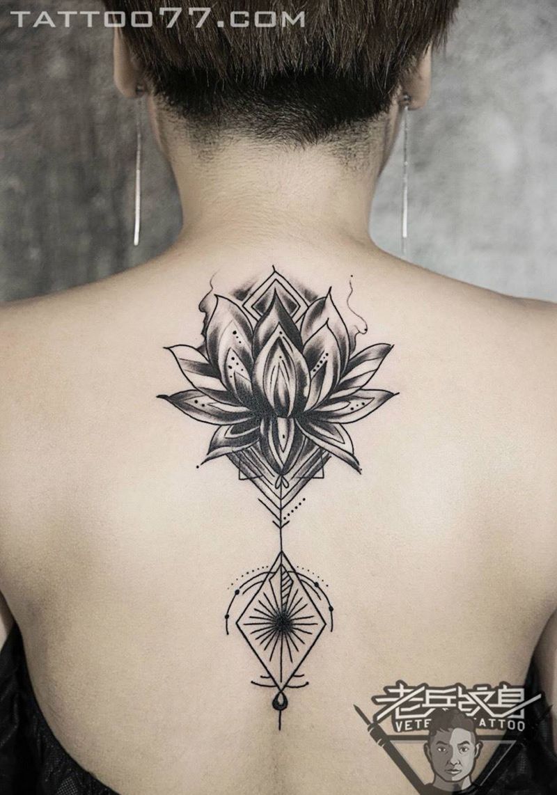 后背莲花纹身作品纹身图片_成品背部传统植物纹身图案