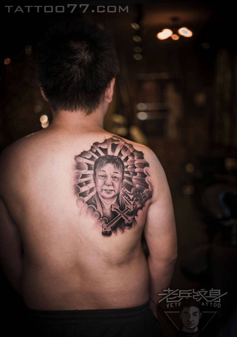 后背人物肖像纹身作品纹身图片_成品背部写实人物纹身图案