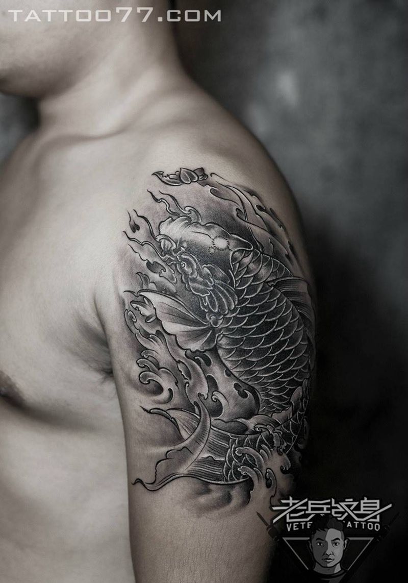 大臂黑灰鲤鱼纹身作品纹身图片_成品手臂传统动物纹身图案